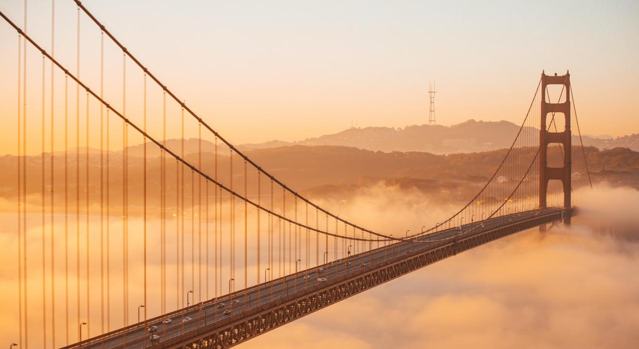 金门大桥笼罩在翻滚的云雾中 金门大桥笼罩在翻滚的云雾中