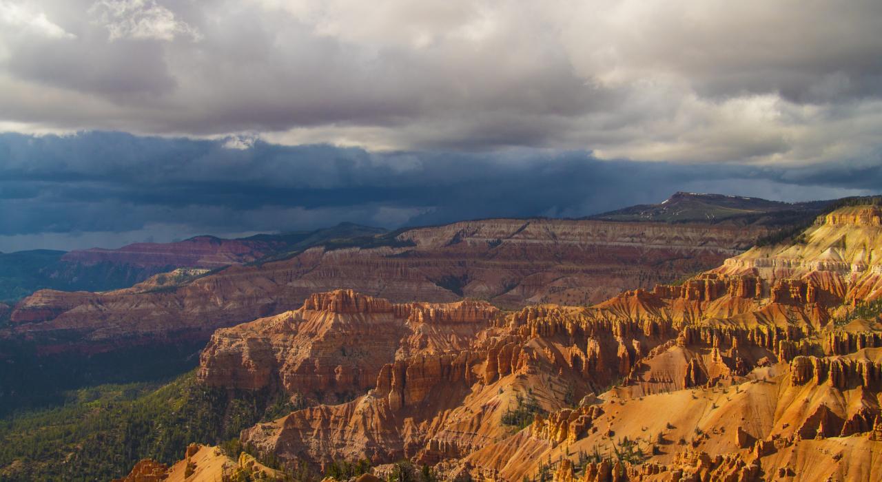 阿什当峡谷蔚为壮观的沙岩