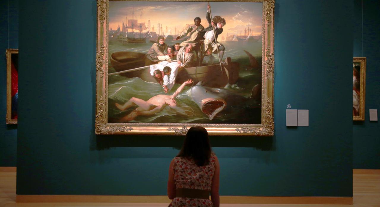 在波士顿博物馆看油画的女人 在波士顿博物馆看油画的女人