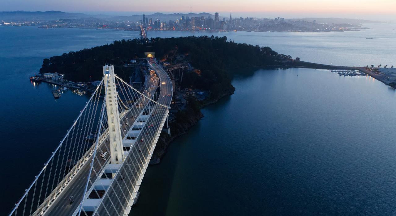 海湾大桥的夜灯