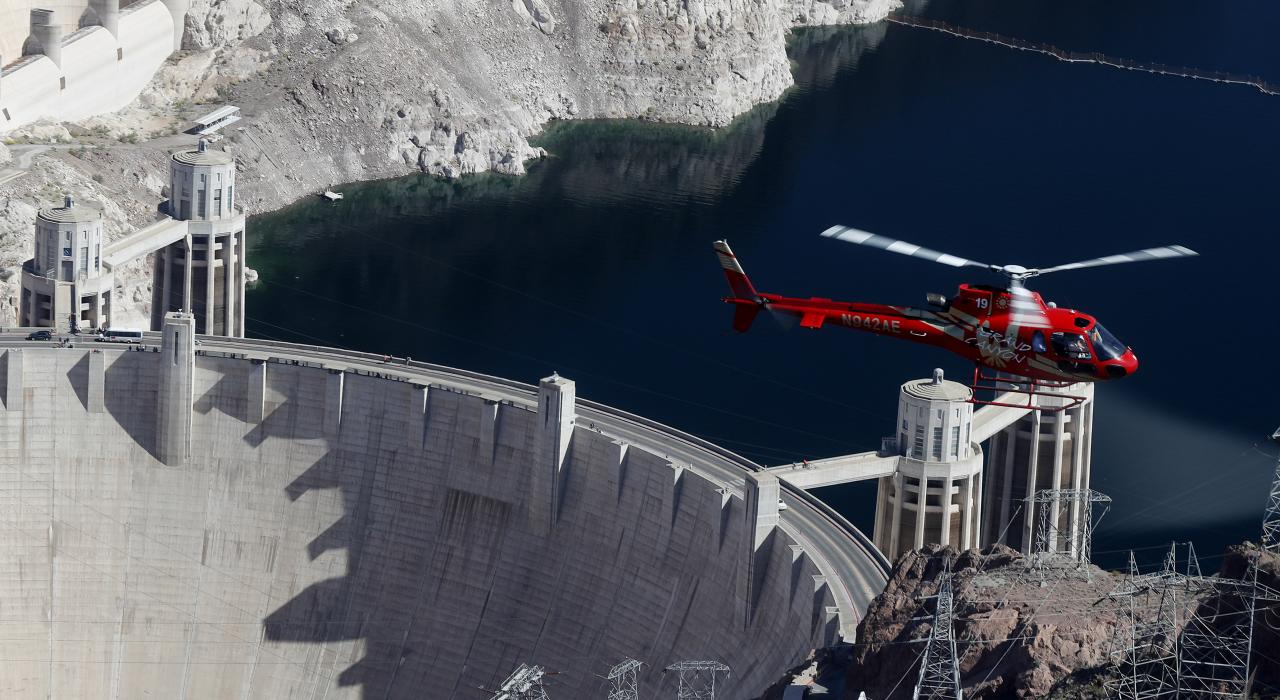 一架Papillon直升机飞过Hoover Dam上空 一架Papillon直升机飞过Hoover Dam上空