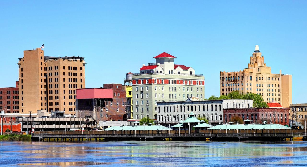 从卡琦达河上看到的Monroe城景 从卡琦达河上看到的Monroe城景