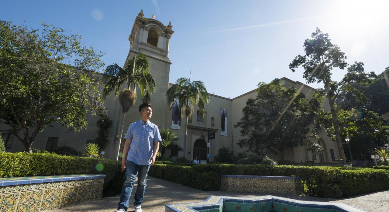 我走在有着众多美丽的历史建筑的巴博亚公园