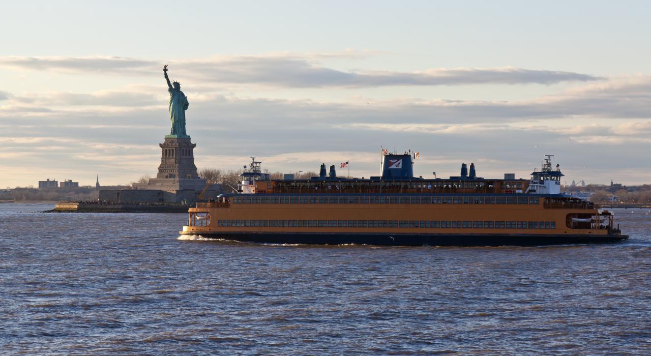 史坦顿岛游船从自由女神像旁边驶过 史坦顿岛游船从自由女神像旁边驶过