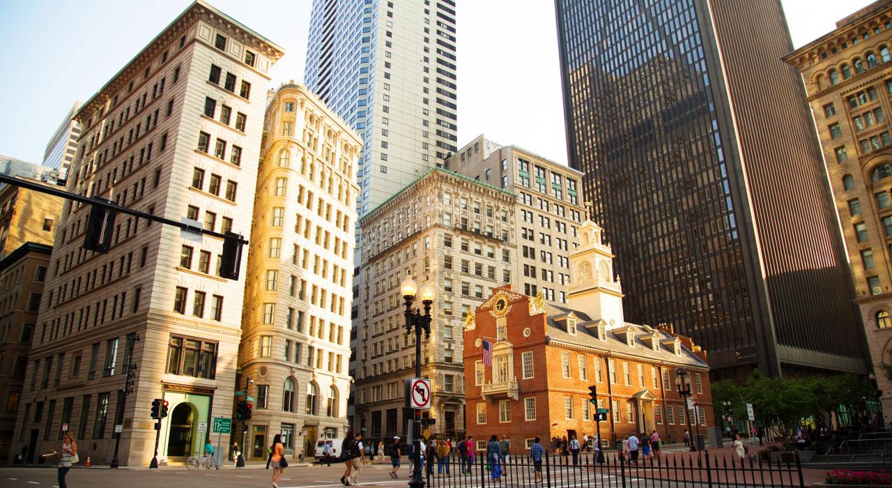 历史悠久的老州议会大厦坐落于高楼大厦之中