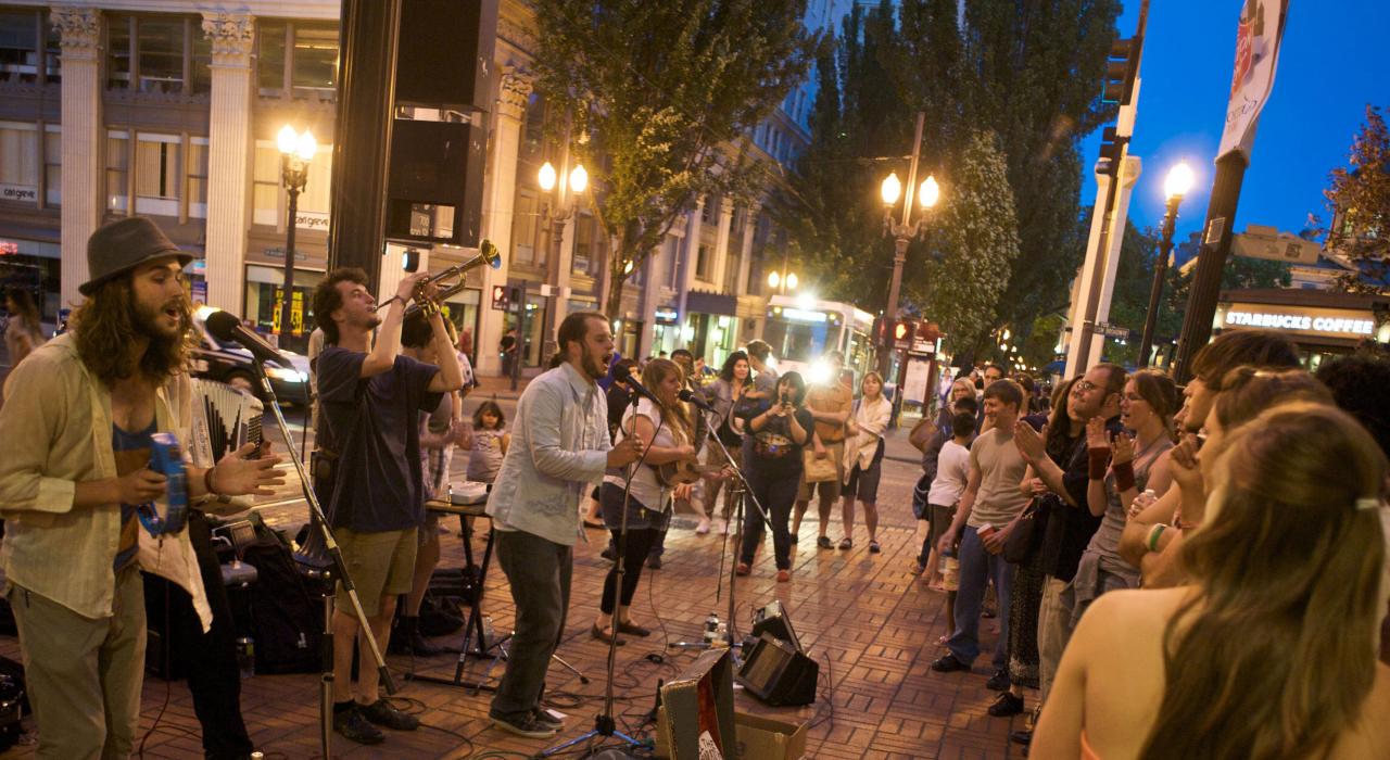 人们享受波特兰的街头音乐表演