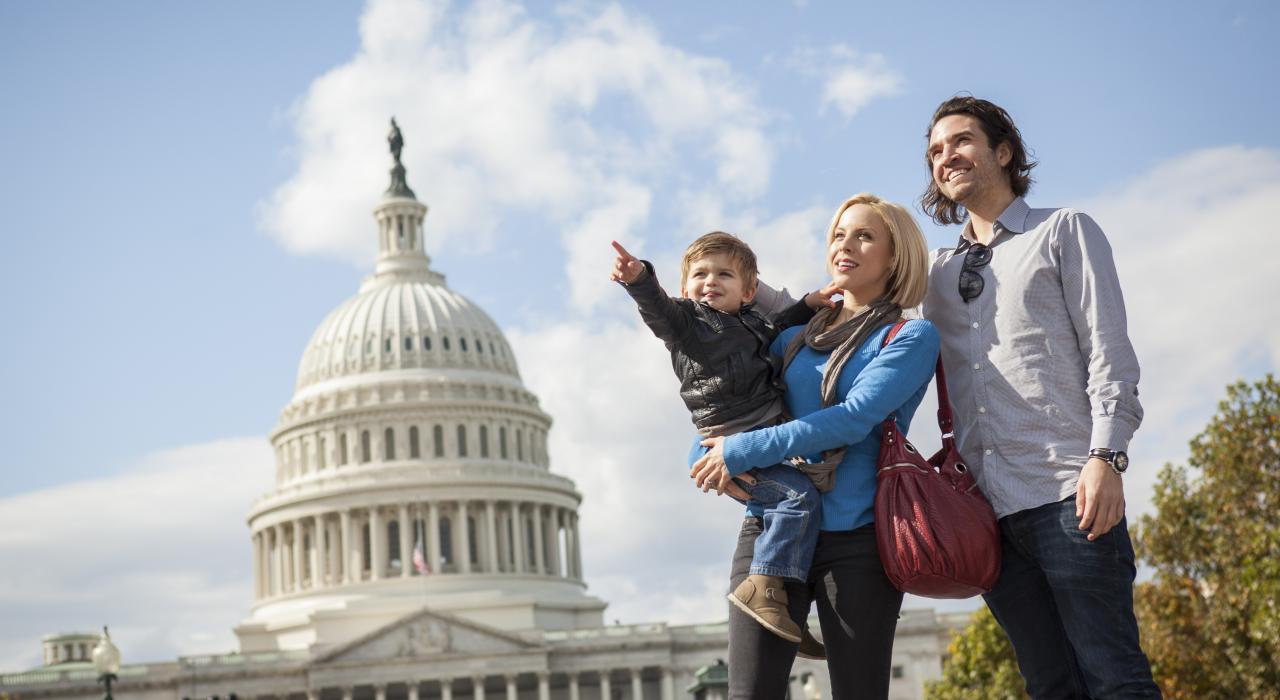 家人参观华盛顿纪念碑以及纪念堂