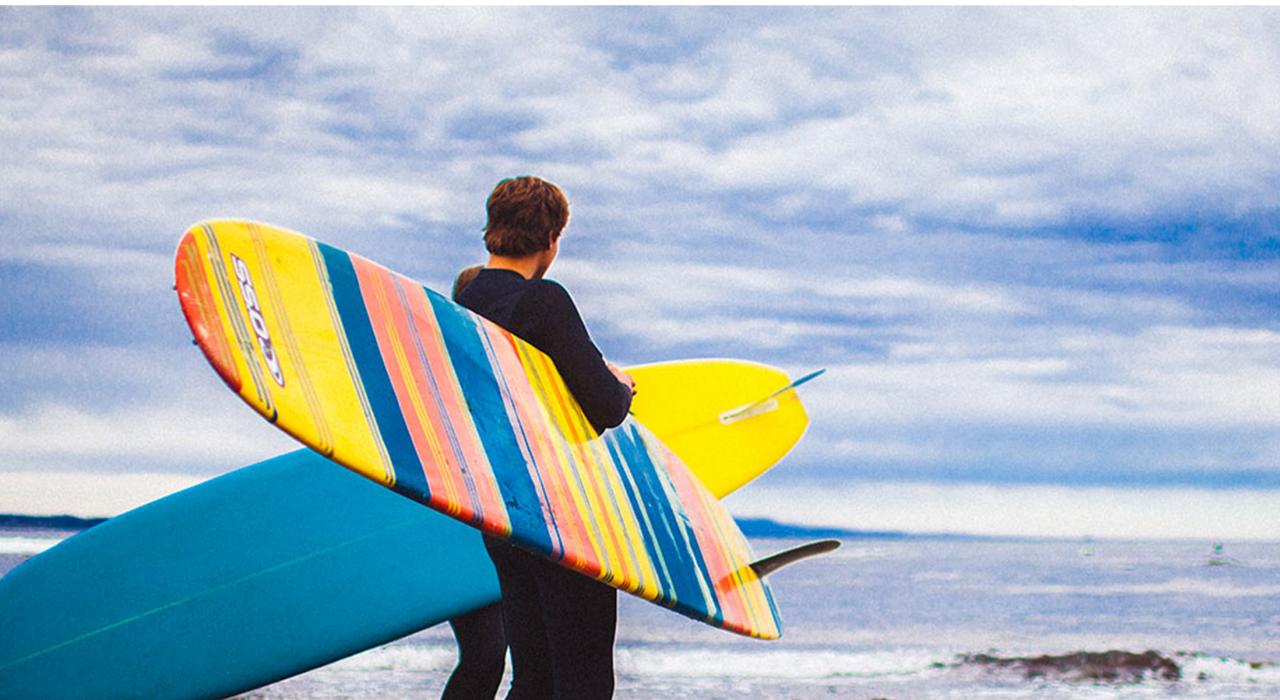 在加州标志性的海岸冲浪