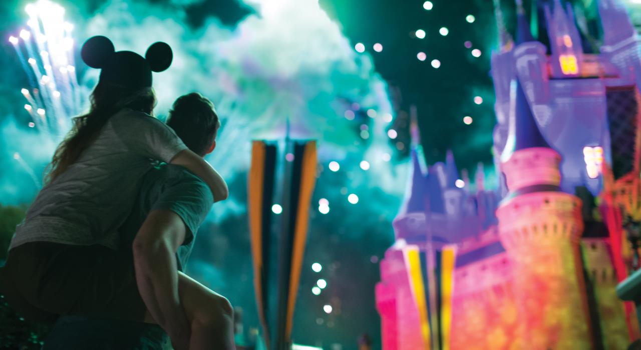 在迪士尼世界的背景下,辛德瑞拉城堡的烟花绽放 在迪士尼世界的背景下,辛德瑞拉城堡的烟花绽放