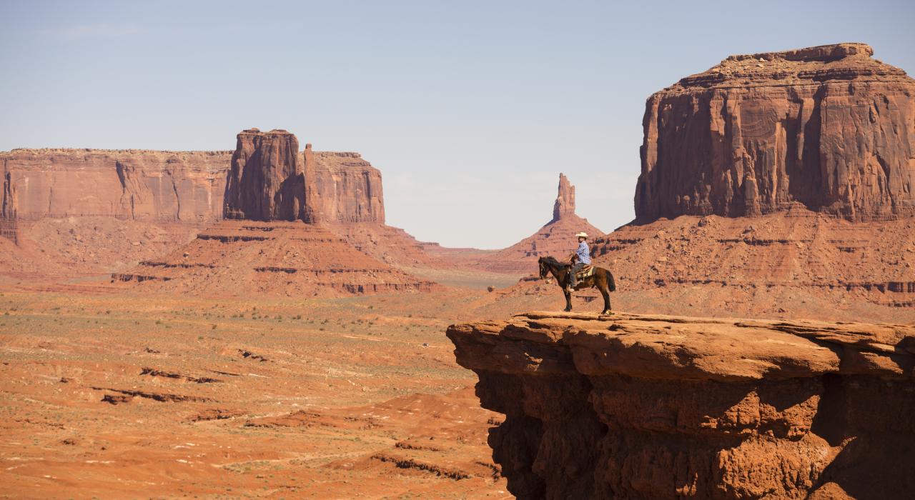 牛仔骑在马背上俯瞰圣胡安大峡谷