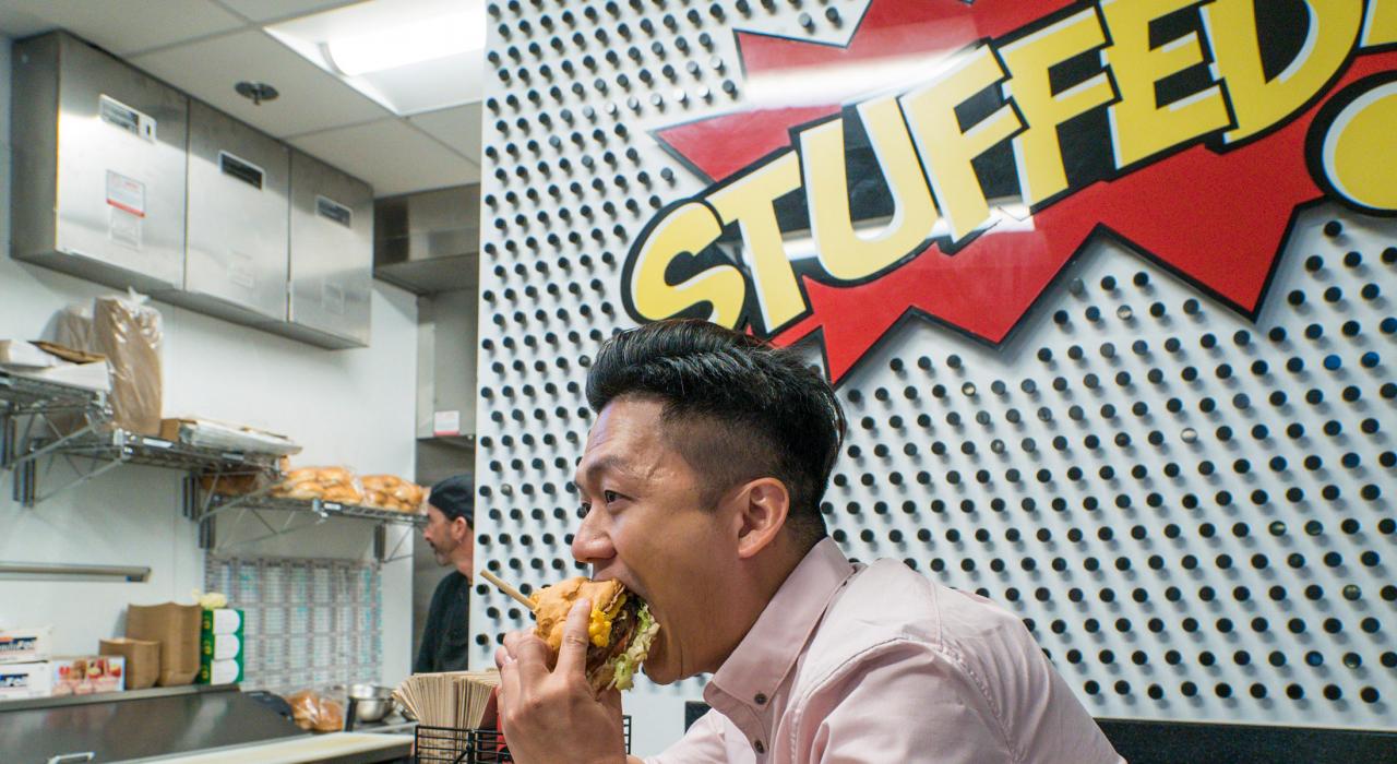 我在自由市场大口品尝用经典芝士意大利面制作的巨型汉堡包 