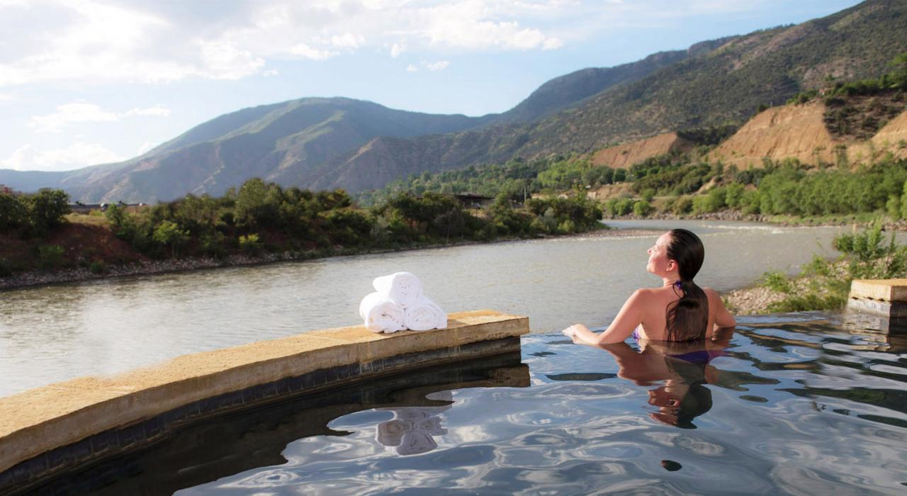 一位女子正在享受格伦伍德温泉 一位女子正在享受格伦伍德温泉