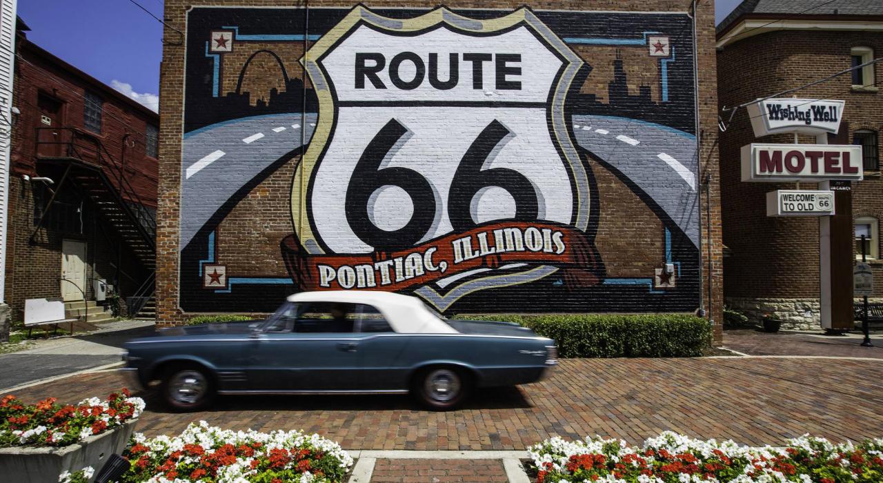 一辆复古的庞蒂克驶过66号公路标志