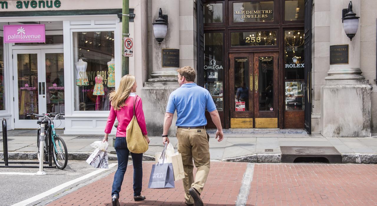 一对夫妇正在穿过有名的购物国王街