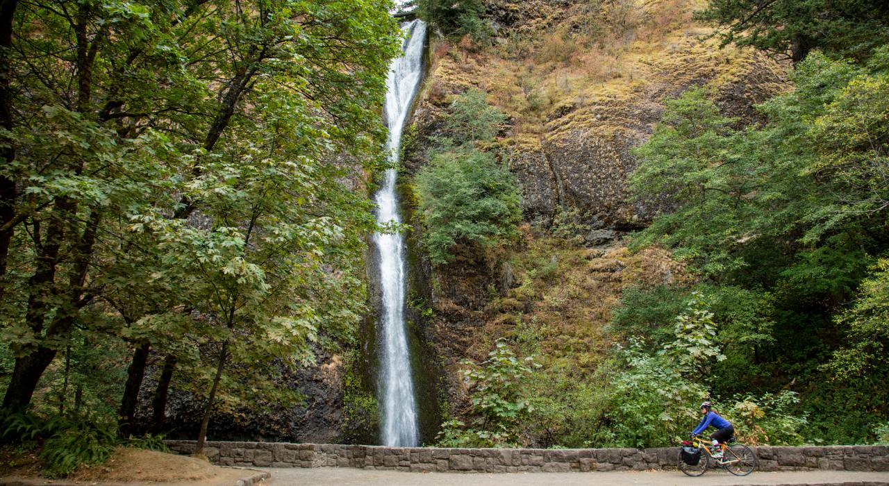 一个骑行车经过哥伦比亚峡的一个小瀑布