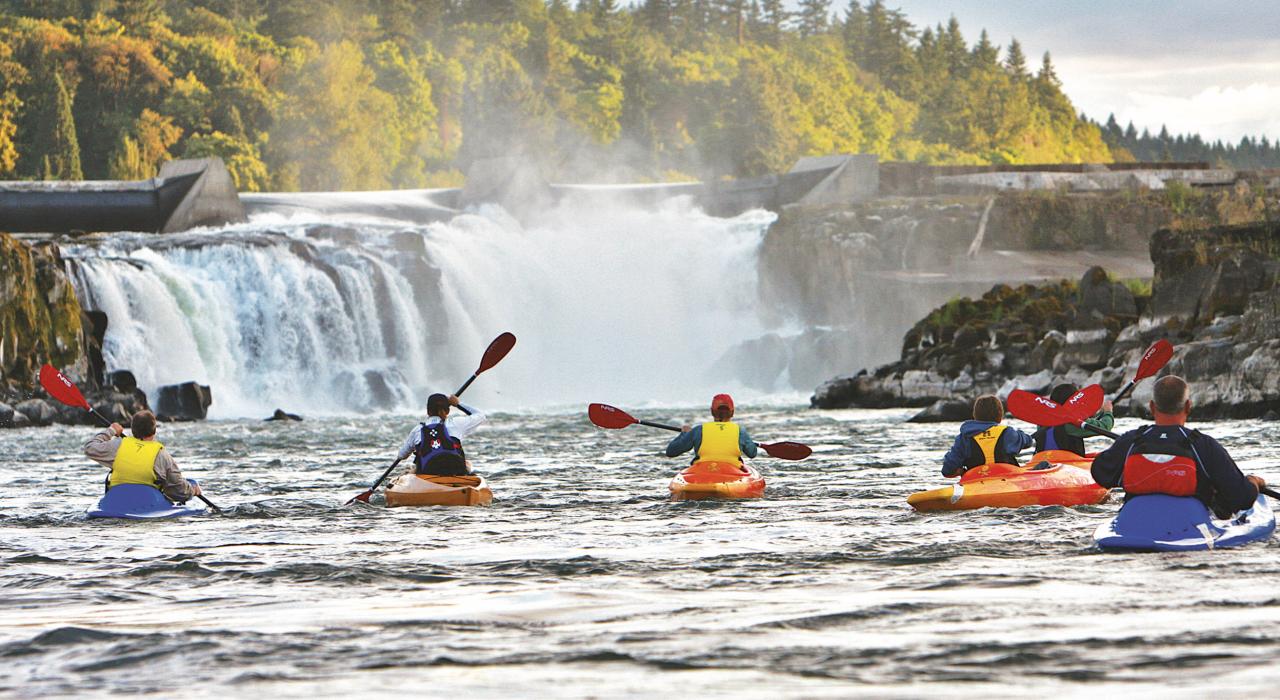 在俄勒冈市的威拉米特瀑布划船