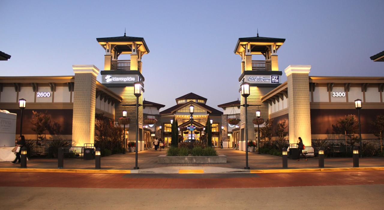 在旧金山高端奥特莱斯购物中心进行夜间购物