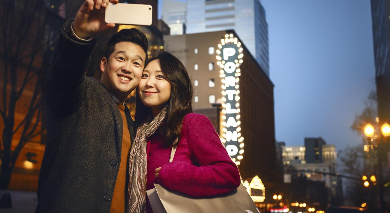 一对夫妇在波特兰自拍