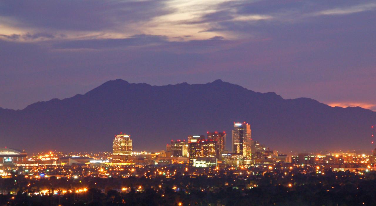 夜晚灯光闪烁的凤凰城天际线