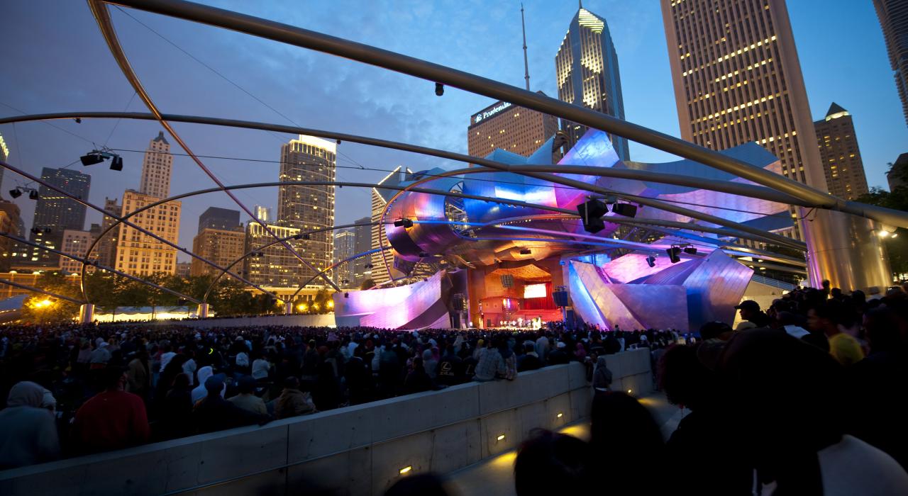 伊利诺伊州芝加哥千禧公园内杰·普利兹克露天音乐厅的周日夜晚音乐会