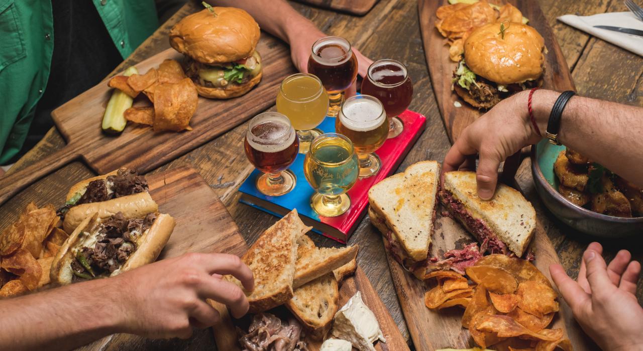 一群人正在品尝美味可口的亚利桑那州美食