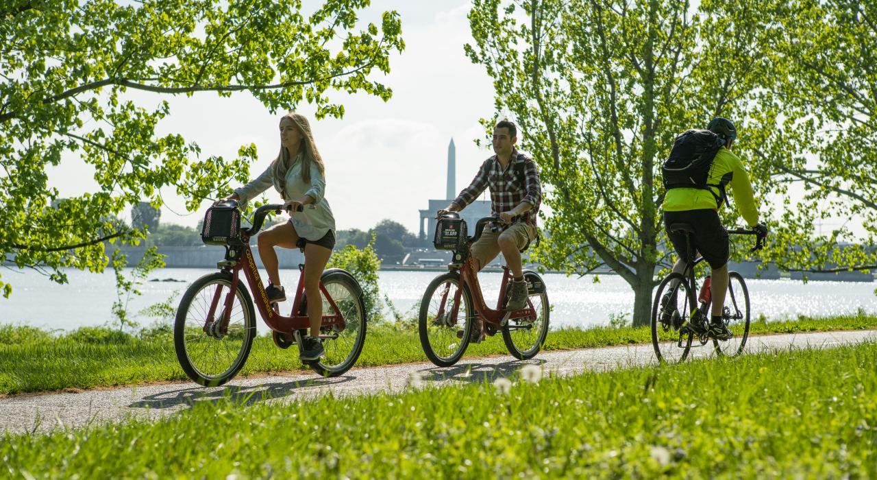 沿波托马克河畔的弗农山庄自行车道骑行