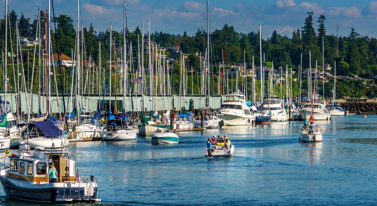 华盛顿州普吉特湾沿岸的得梅因海滨的各式船只