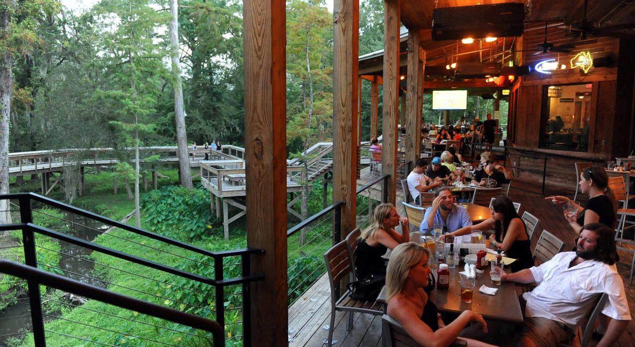 在路易斯安那州卡温顿的 The Chimes 餐厅享用滩前美餐