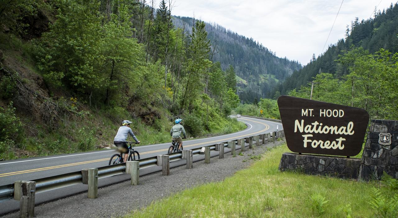 沿着俄勒冈州瀑布河观光骑行道，蜿蜒穿过胡德山国家森林
