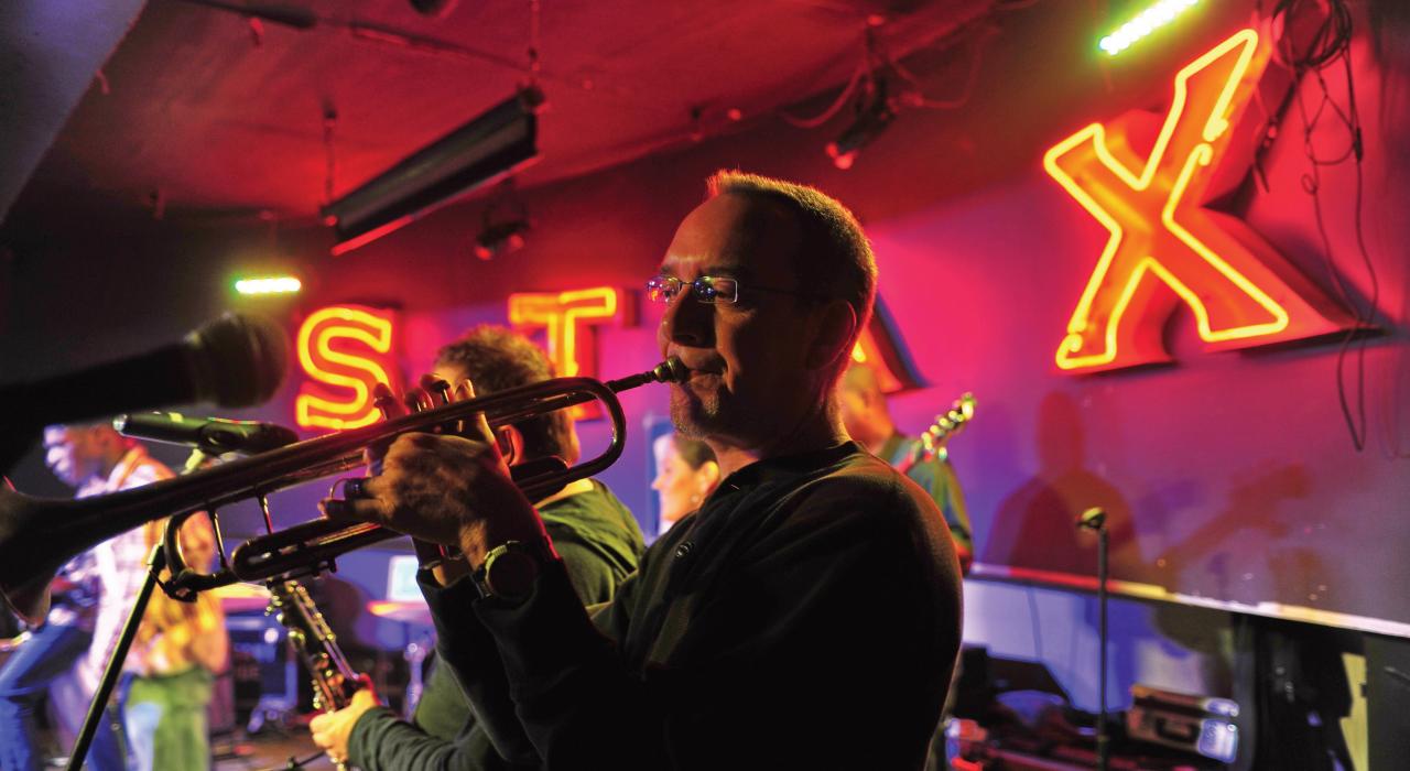 一年一度的 International Blues Challenge 蓝调挑战赛期间，在田纳西州孟菲斯市举办的一场演出。