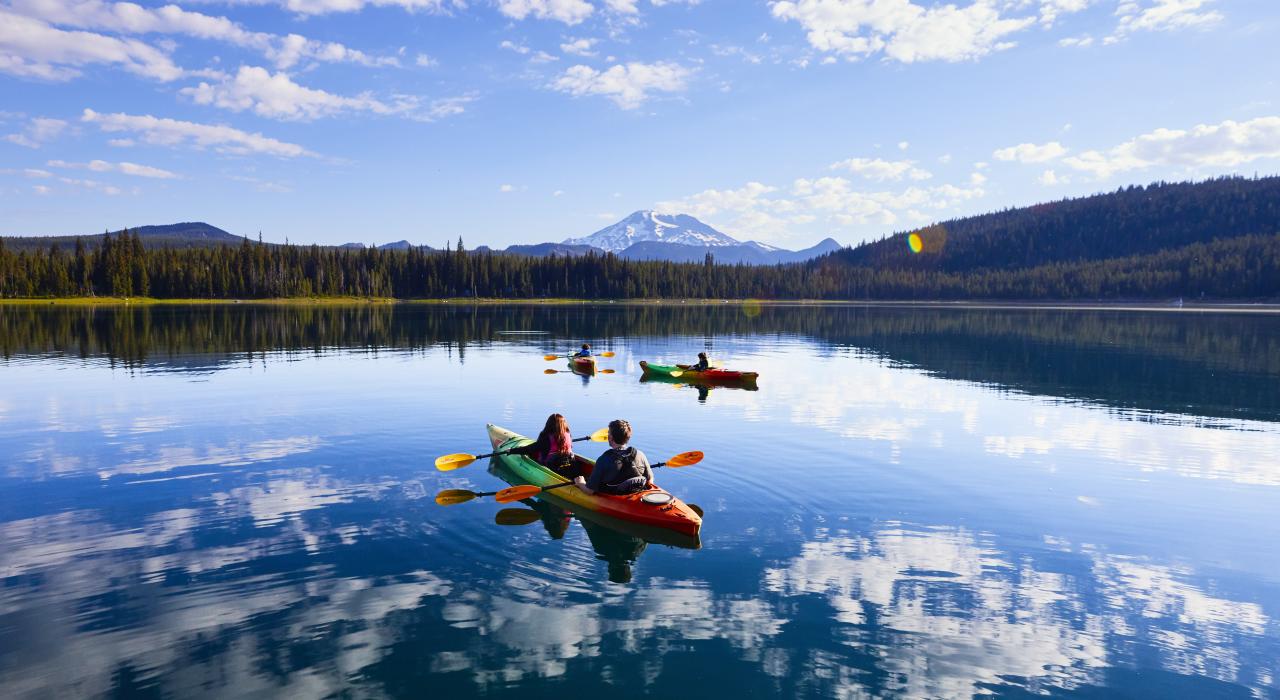 在 Elk Lake 湖上划皮划艇，欣赏壮丽的山景