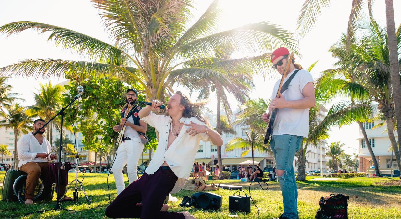 在佛罗里达州迈阿密表演的当地乐队 在佛罗里达州迈阿密表演的当地乐队