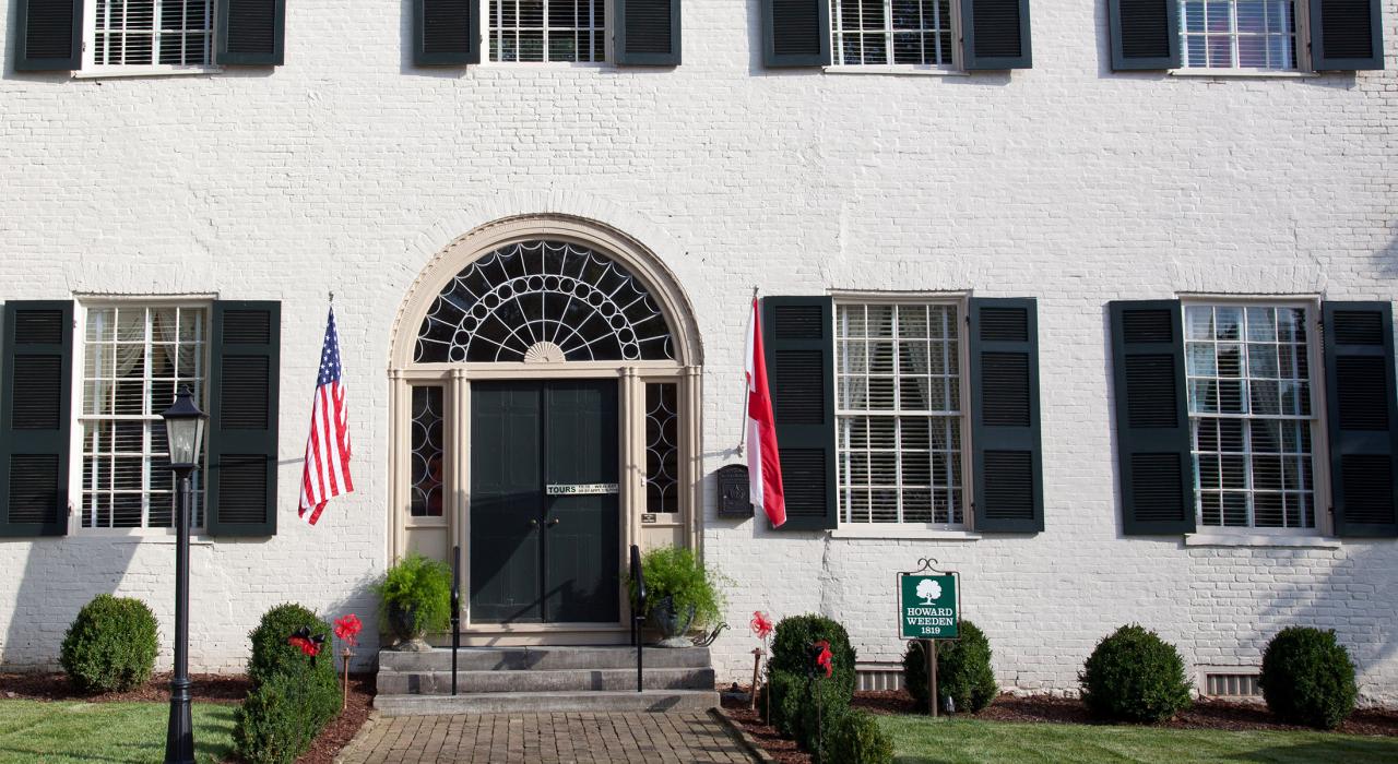 位于特威肯纳姆历史街区的 Weeden House Museum 博物馆的外景