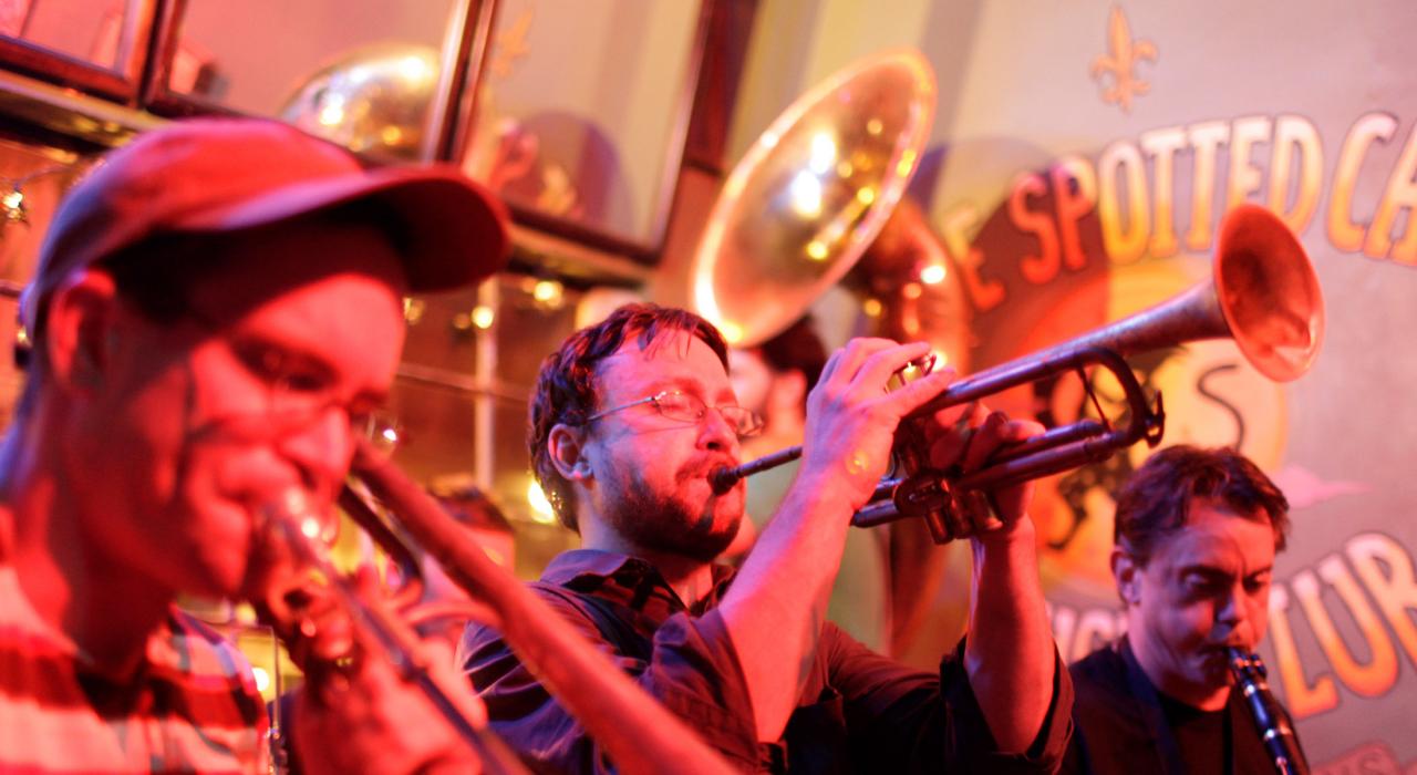 路易斯安那州新奥尔良法国街斑点猫音乐俱乐部精彩无限的爵士表演 路易斯安那州新奥尔良法国街斑点猫音乐俱乐部精彩无限的爵士表演