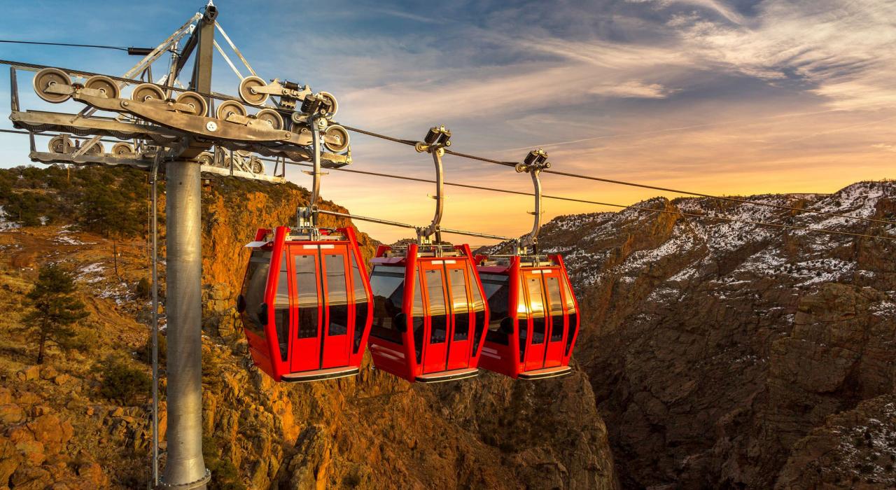 落日余晖下在皇家峡谷滑行的贡多拉船