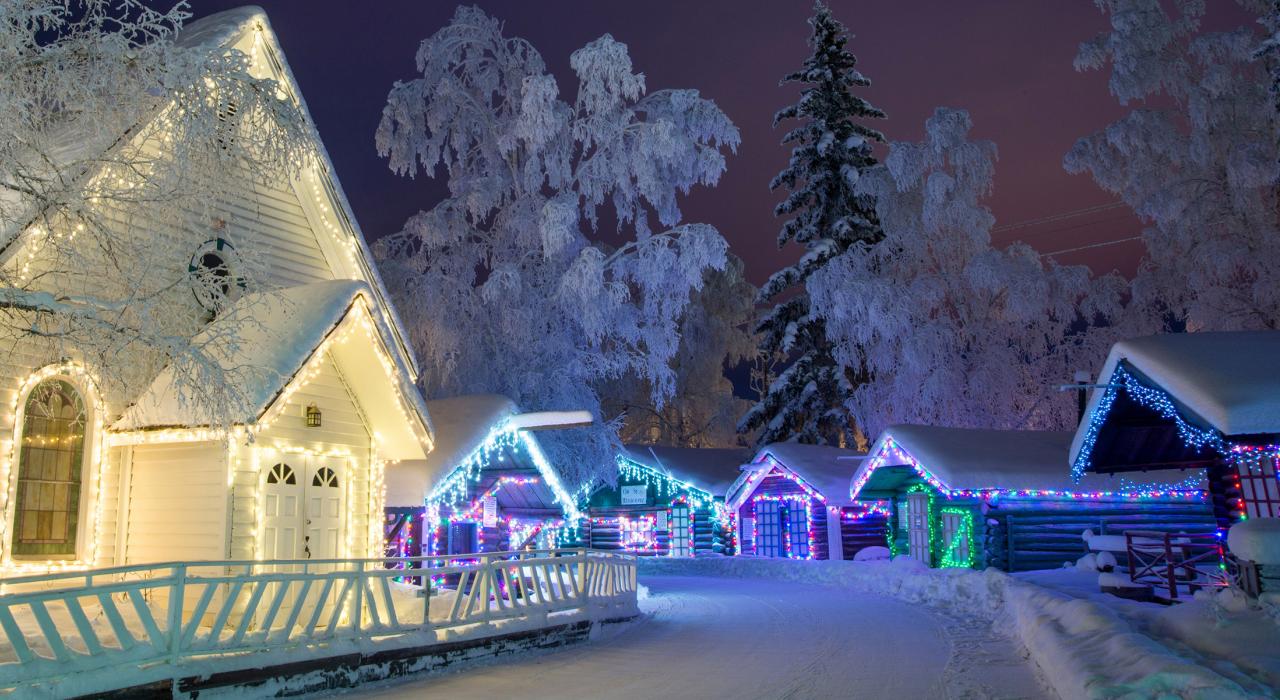 假日光影秀照亮阿拉斯加州费尔班克斯白雪皑皑的先锋公园