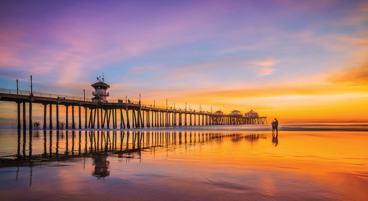 从亨廷顿海滩码头附近海滩看到的壮观日落景象