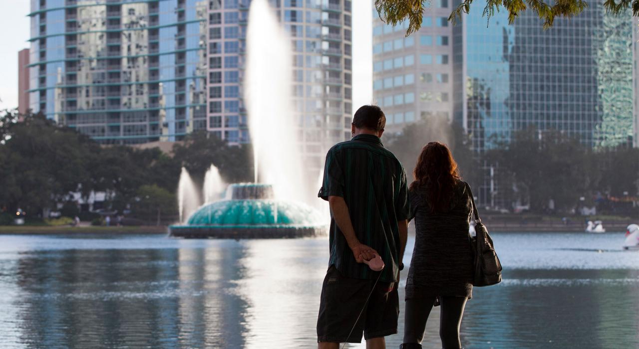 在 Lake Eola Park 公园欣赏城市美景 在 Lake Eola Park 公园欣赏城市美景
