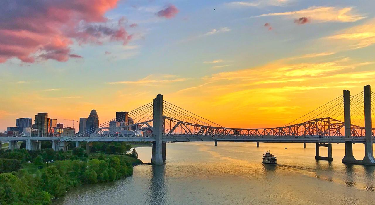 市区旁边俄亥俄河上的夕照美景 市区旁边俄亥俄河上的夕照美景