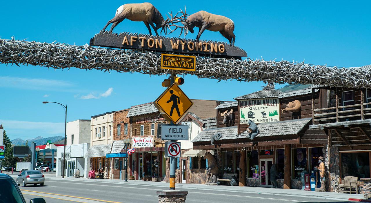 怀俄明州阿夫顿的鹿角拱门四周各式古朴店铺林立