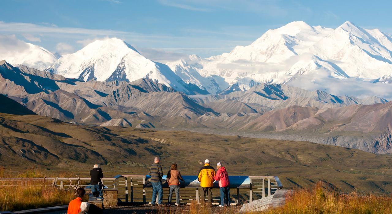 在迪纳利国家公园和保护区的 Eielson 游客中心欣赏麦金利山的壮丽美景