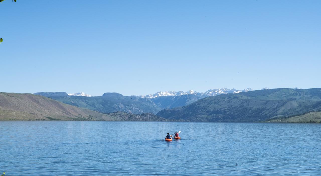 划独木舟游览怀俄明州派恩代尔地区古老的弗里蒙特湖