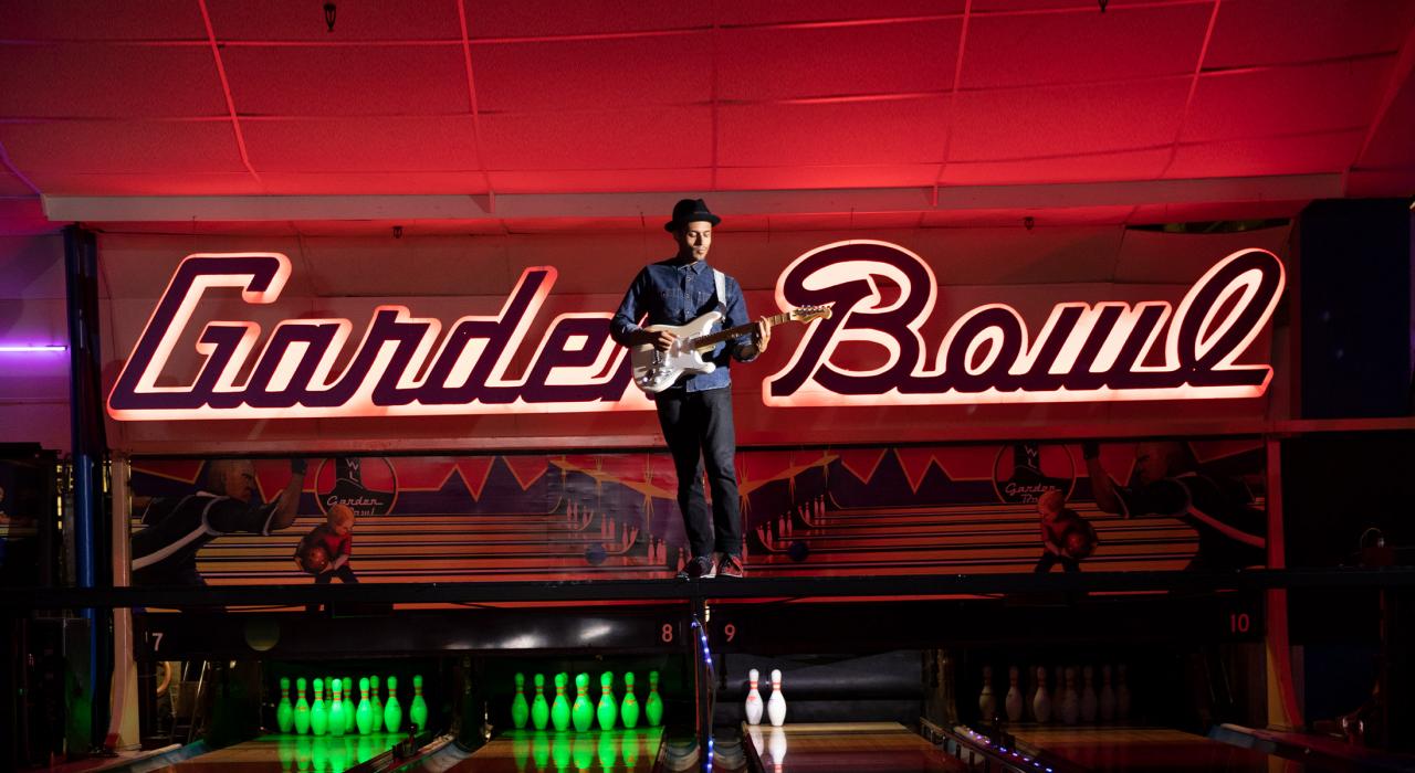 Omar Aragones 在密西根州底特律的 Garden Bowl 即兴表演