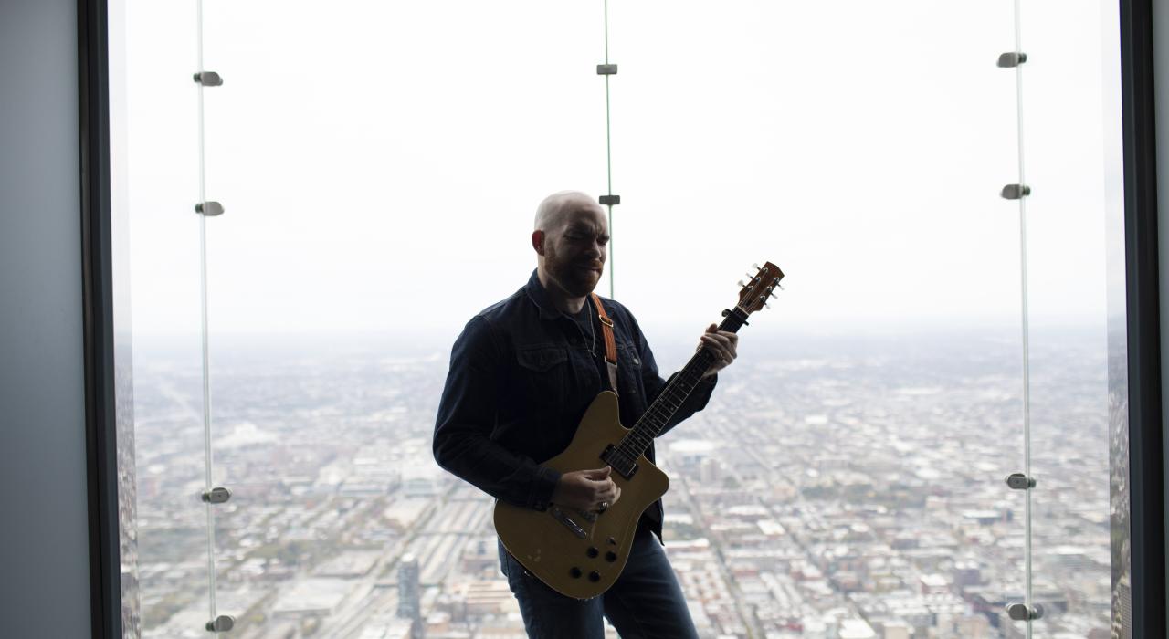 Mike Ledbetter 在伊利诺伊州芝加哥的摩天大楼内弹奏蓝调 Mike Ledbetter 在伊利诺伊州芝加哥的摩天大楼内弹奏蓝调