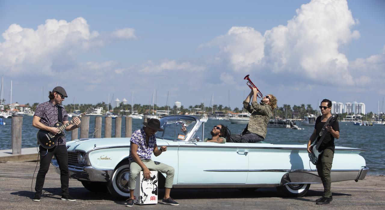 多文化跨流派乐队 Xperimento 在佛罗里达州迈阿密的海滨旁摆姿势拍照留念 多文化跨流派乐队 Xperimento 在佛罗里达州迈阿密的海滨旁摆姿势拍照留念