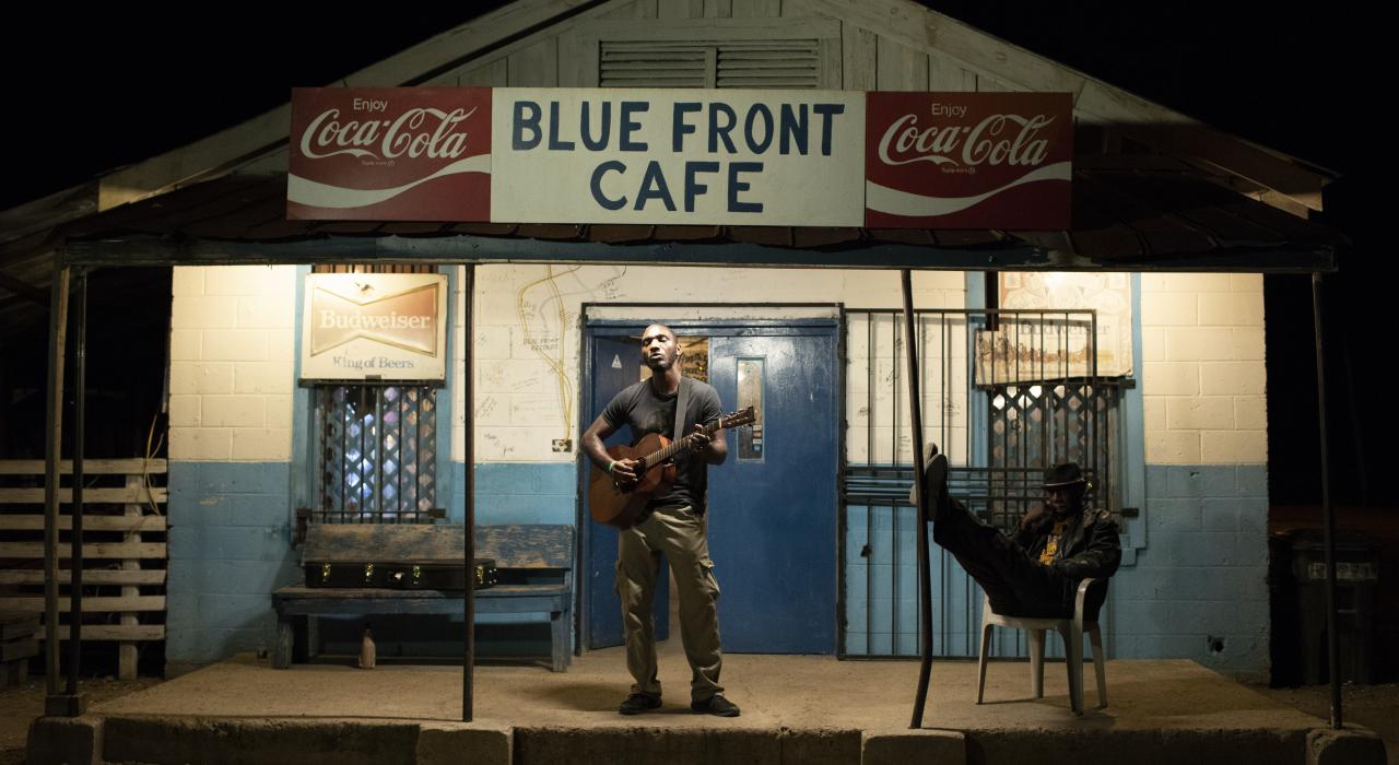 站在密西西比州杰克逊城郊的蓝调音乐场所 Blue Front Cafe 咖啡馆外的 Cedric Burnside 站在密西西比州杰克逊城郊的蓝调音乐场所 Blue Front Cafe 咖啡馆外的 Cedric Burnside