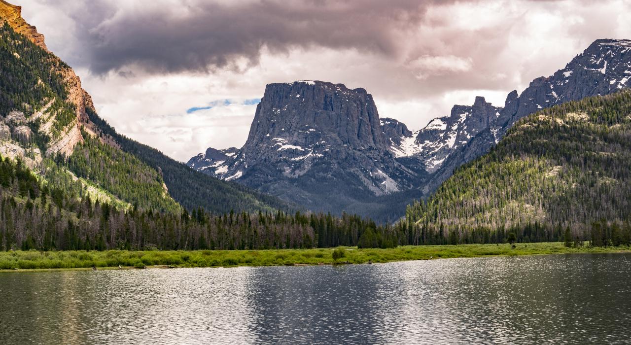 前往怀俄明州的阿尔卑斯山，欣赏迷人的山间美景