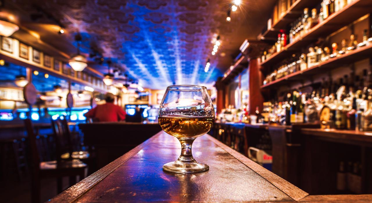 在 Bluegrass Tavern 小酌一杯肯塔基州波本威士忌