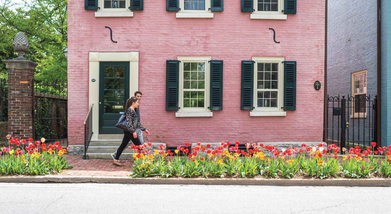 沿着 Gratz Park 街区的多彩街道漫步