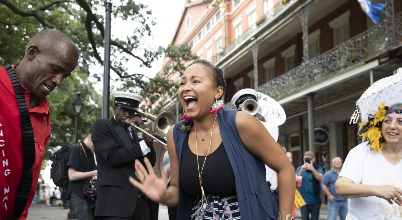 Robin Barnes 和一支路易斯安那州新奥尔良的第二线游行乐队一同在街头起舞 Robin Barnes 和一支路易斯安那州新奥尔良的第二线游行乐队一同在街头起舞